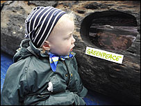 Ativistas levaram tronco de árvore amazônica trabalhado por Siron Franco