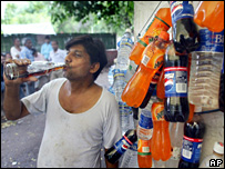 Homem bebe garrafa de Pepsi