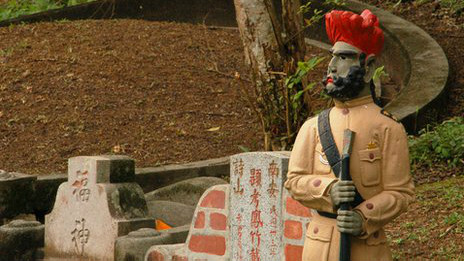 新加坡武吉布朗坟场内一座配有印度锡克人守卫雕像的华人墓地（30/3/2012）