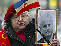 يکی از هواداران رئيس جمهور سابق يوگسلاوی ياد او را در بلگراد گرامی می دارد