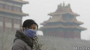 北京雾霾天气下故宫外一名游客戴上口罩走动(13/1/2013)
