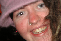 Lowri - sy'n dilyn y gigs i BBC Cymru'r Byd