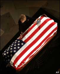 A viúva de Reagan, Nancy, e o caixão do marido no Capitólio, em Washington