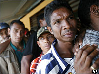 Eleitores em posto de votação no Timor Leste