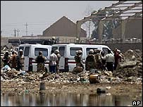 Polis, cesetlerin bulunduğu arazide araştırma yapıyor