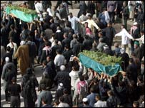 इराक़ में हमले के शिकार लोगों का अंतिम संस्कार