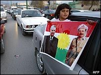 Talabani ve Barzani posteri taşıyan kız