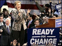 هیلاری کلینتون در جریان سخنرانی پس از پیروزی در نیوهمشایر