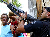 Policial durante operação no Rio de Janeiro