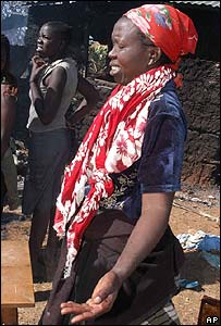 Mulher chora pelas vítimas em Eldoret