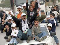 Seçim günü kutlama yapan Filistinliler