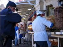 Policial compra kebab em Istanbul